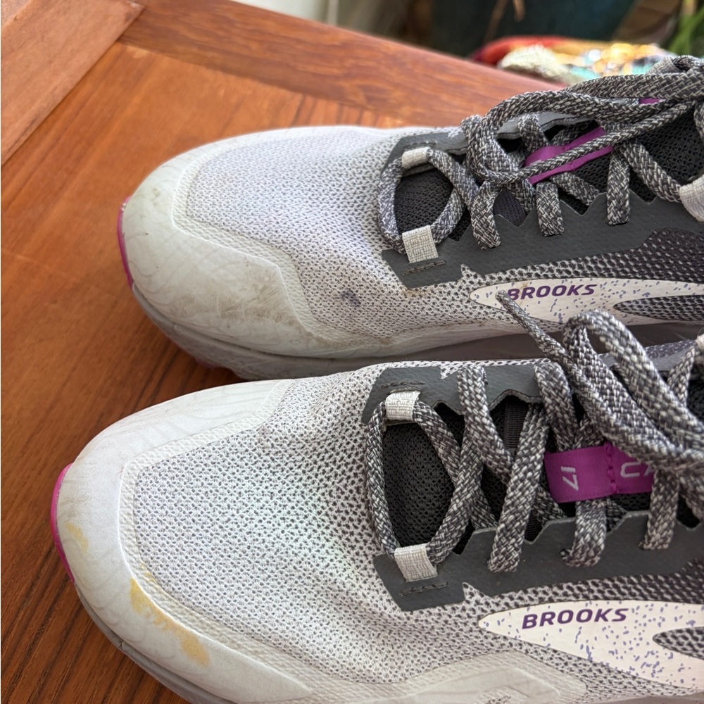 Brooks Cascadia 17 Women's Athletic Shoes in Gray and Purple - Picture 4 of 5